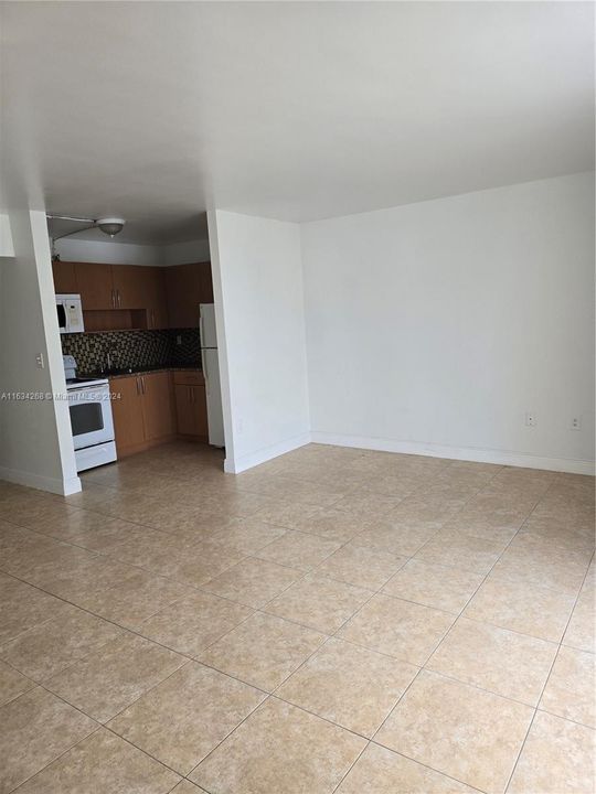 Active With Contract: $1,700 (0 beds, 1 baths, 510 Square Feet)