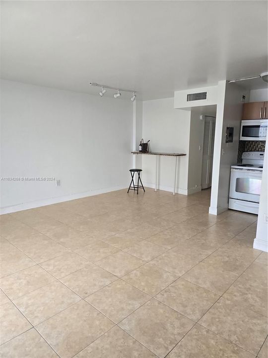 Active With Contract: $1,700 (0 beds, 1 baths, 510 Square Feet)