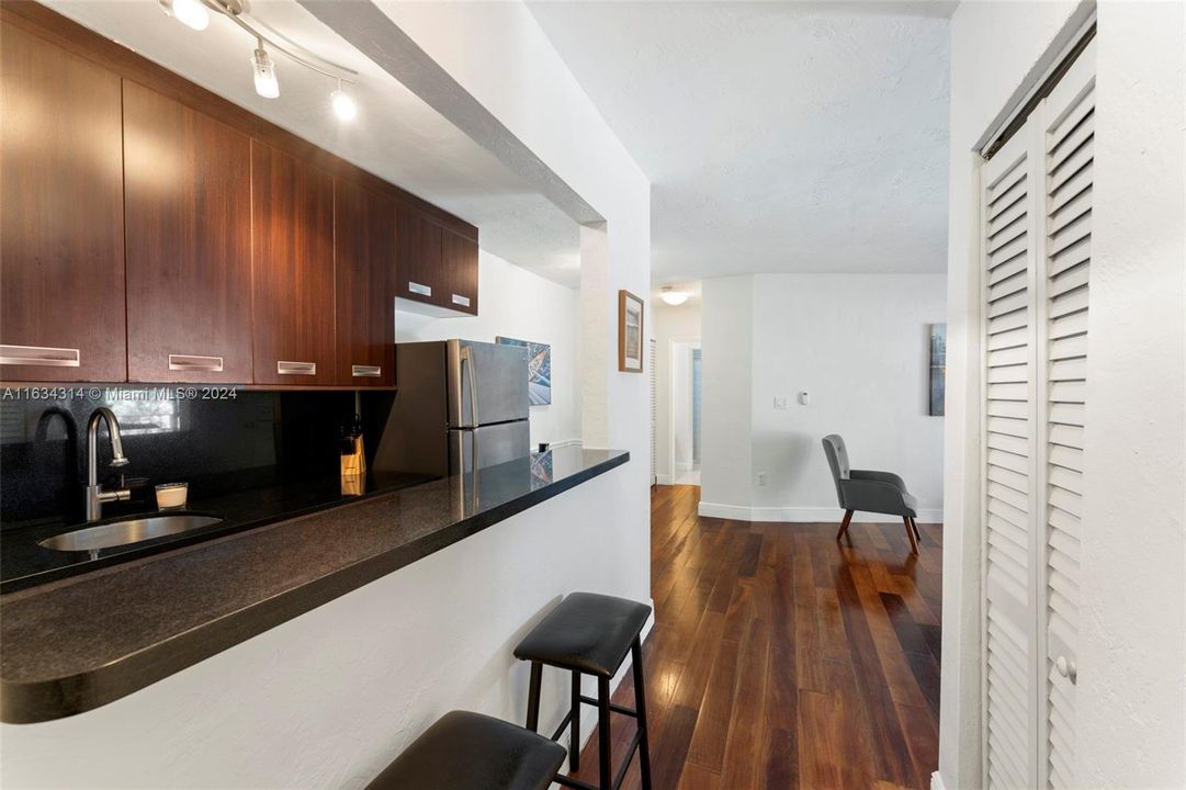 Active With Contract: $345,000 (2 beds, 1 baths, 846 Square Feet)