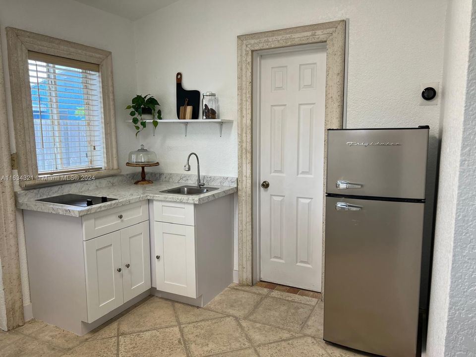 For Rent: $2,250 (1 beds, 1 baths, 400 Square Feet)