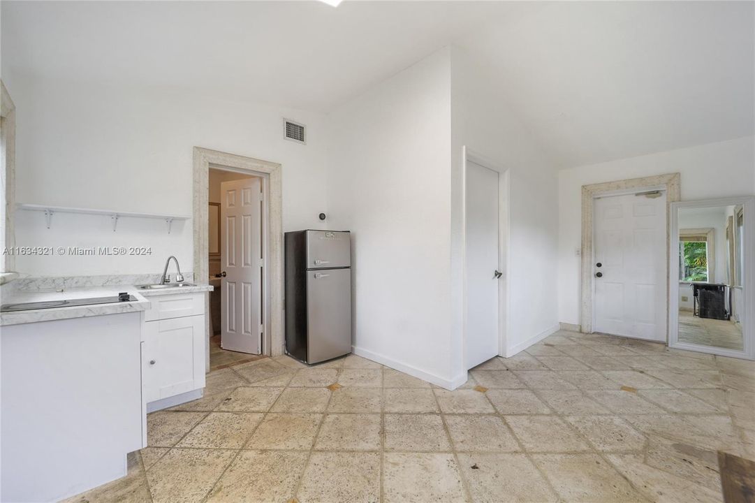 For Rent: $2,250 (1 beds, 1 baths, 400 Square Feet)