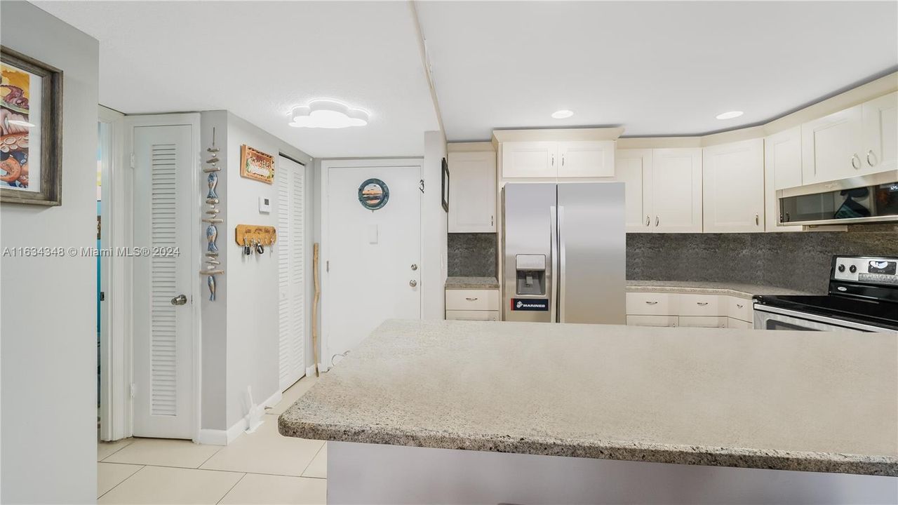 For Sale: $265,000 (1 beds, 1 baths, 780 Square Feet)