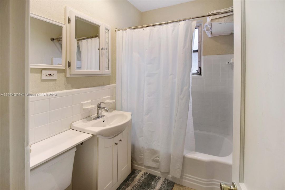 Active With Contract: $475,000 (2 beds, 1 baths, 825 Square Feet)