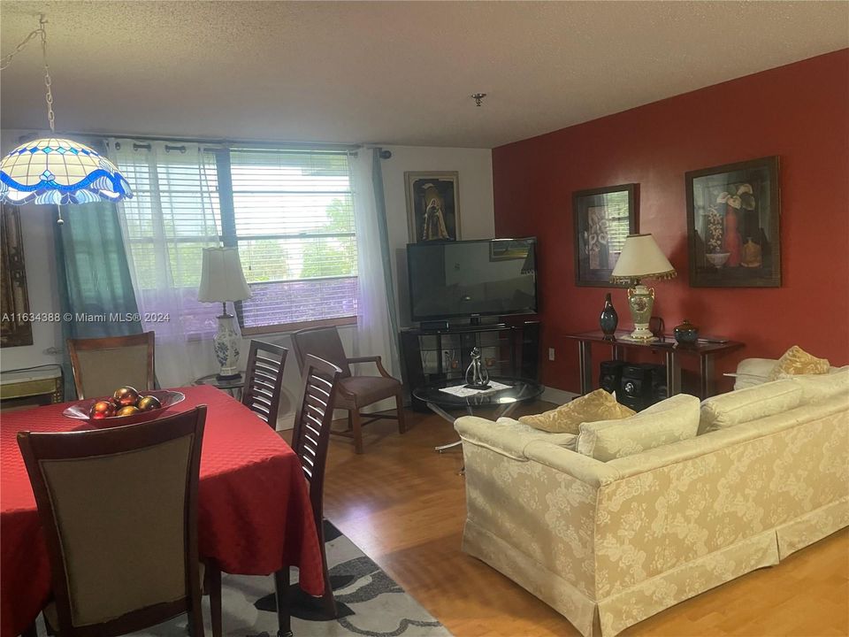 For Sale: $259,900 (2 beds, 2 baths, 1197 Square Feet)