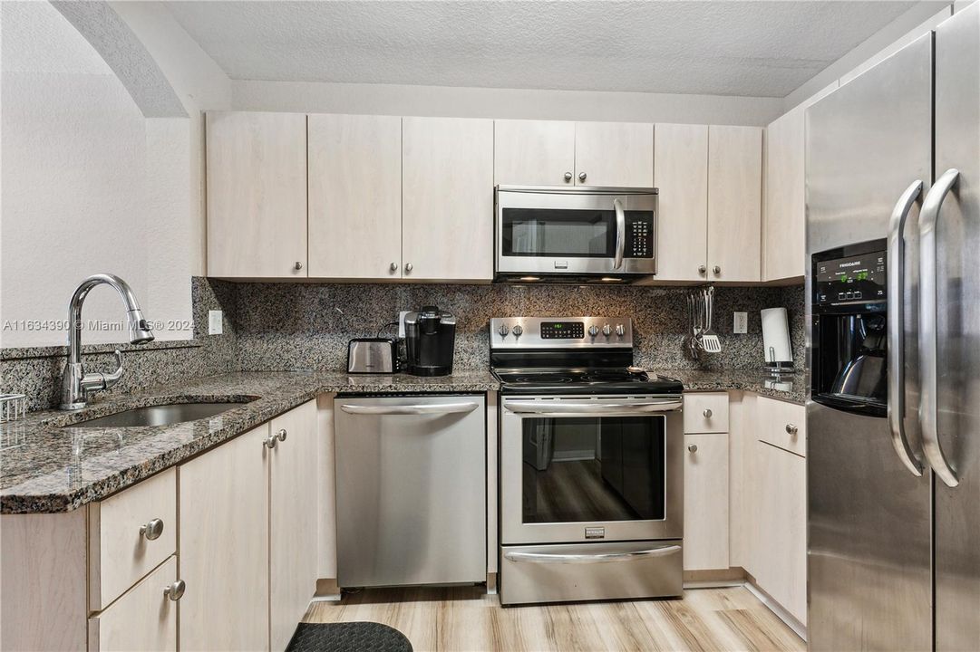 For Sale: $379,900 (2 beds, 2 baths, 1100 Square Feet)