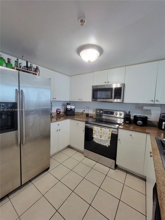 Active With Contract: $2,650 (2 beds, 2 baths, 901 Square Feet)