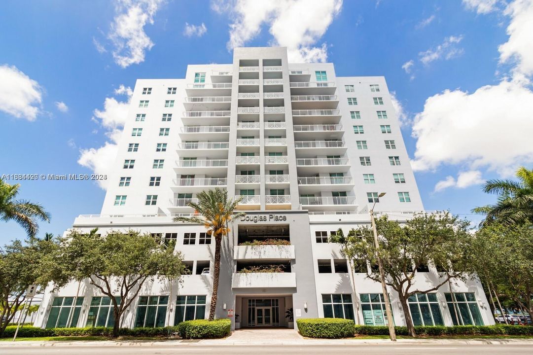 Active With Contract: $2,650 (2 beds, 2 baths, 901 Square Feet)