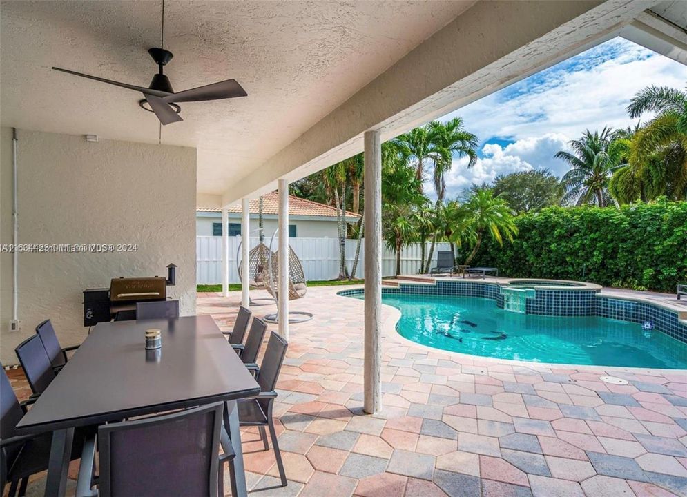 最近租的: $7,299 (4 贝兹, 2 浴室, 2691 平方英尺)