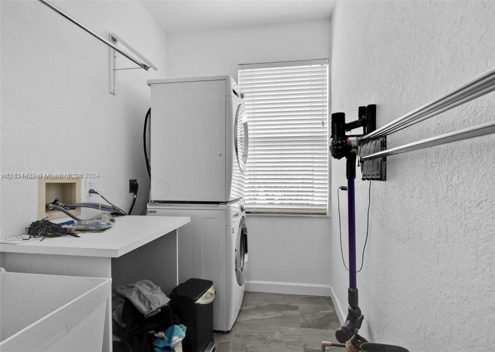 最近租的: $7,299 (4 贝兹, 2 浴室, 2691 平方英尺)