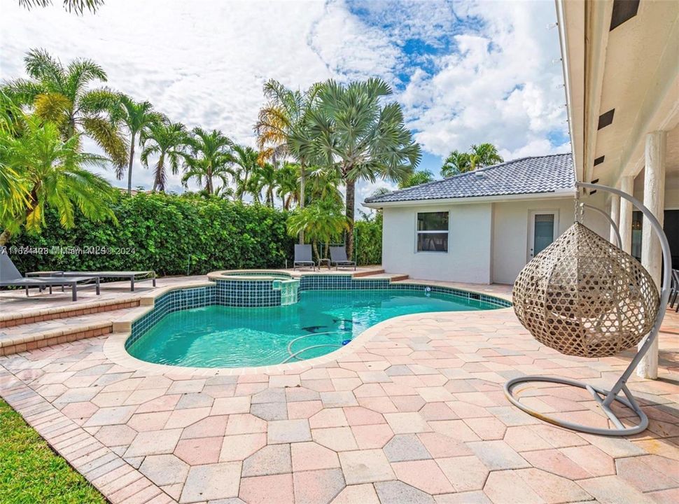 最近租的: $7,299 (4 贝兹, 2 浴室, 2691 平方英尺)