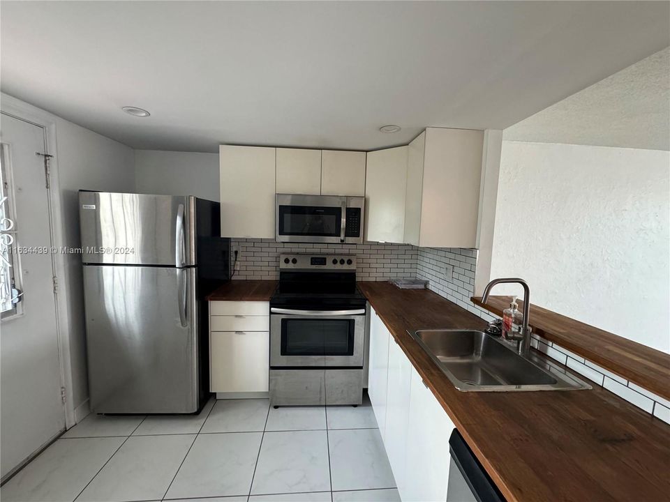 For Sale: $230,000 (1 beds, 1 baths, 812 Square Feet)