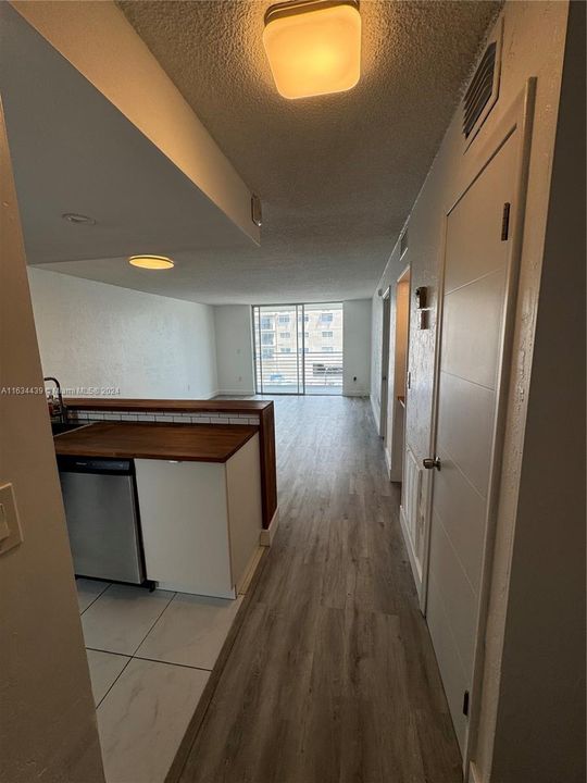 For Sale: $230,000 (1 beds, 1 baths, 812 Square Feet)