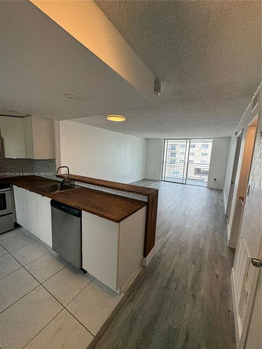 For Sale: $230,000 (1 beds, 1 baths, 812 Square Feet)