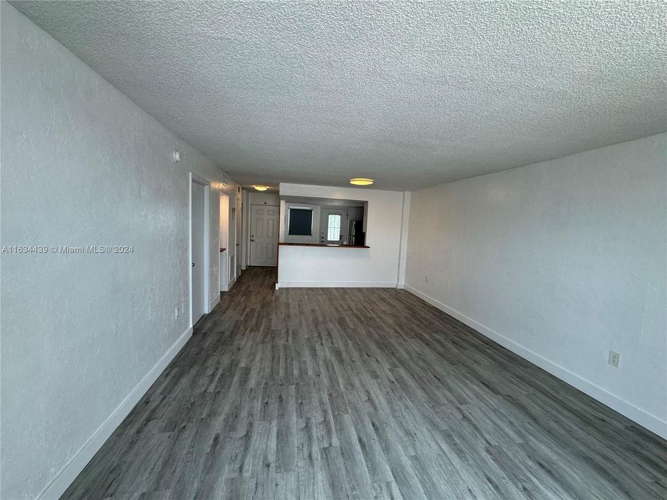 For Sale: $230,000 (1 beds, 1 baths, 812 Square Feet)