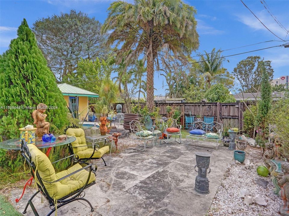 For Sale: $735,000 (5 beds, 2 baths, 2004 Square Feet)