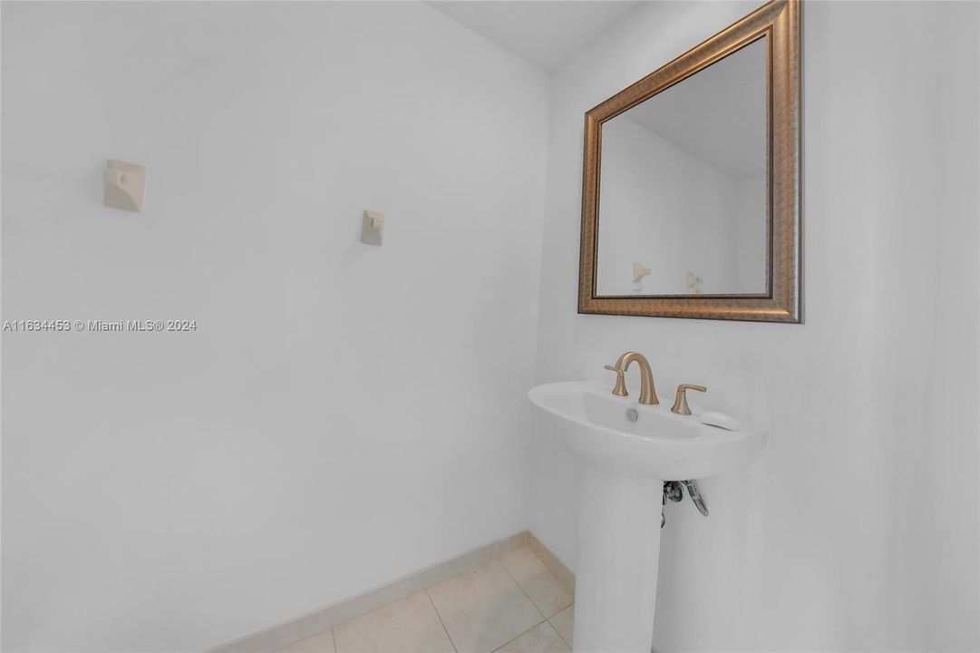 Recently Rented: $3,000 (2 beds, 2 baths, 1603 Square Feet)