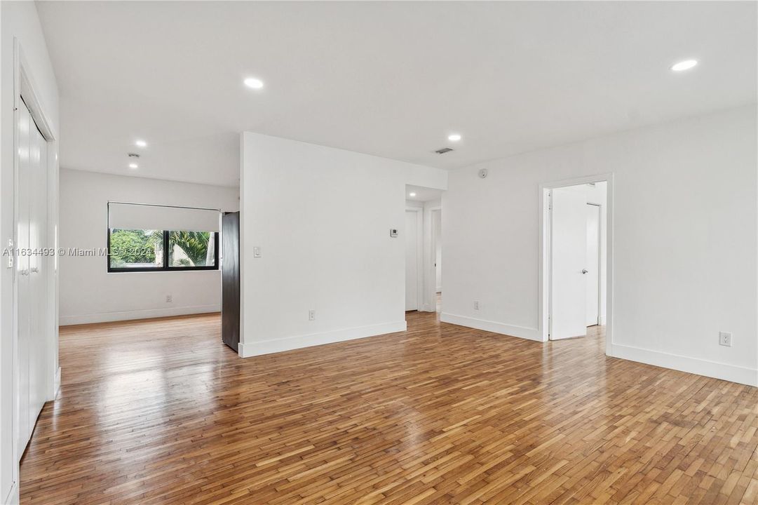 Active With Contract: $2,700 (2 beds, 2 baths, 1050 Square Feet)