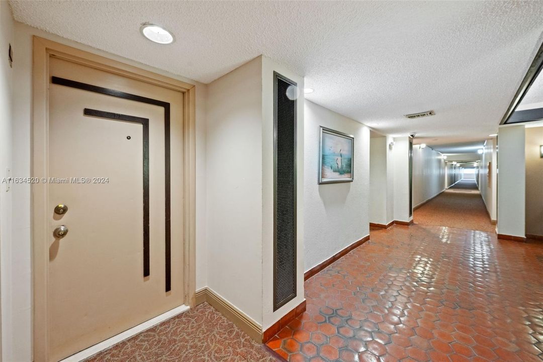 Active With Contract: $315,000 (1 beds, 1 baths, 1230 Square Feet)