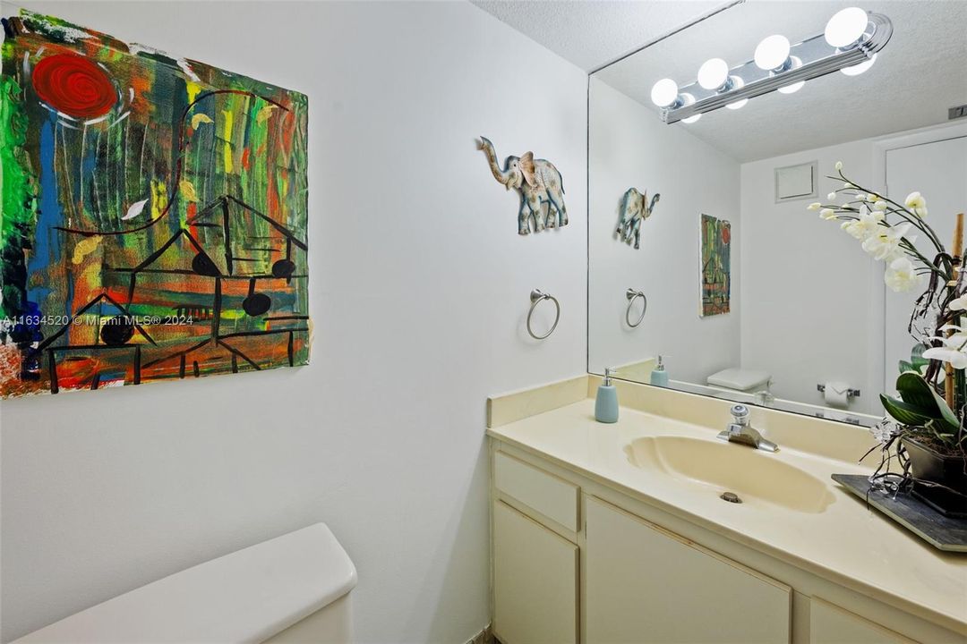 Active With Contract: $315,000 (1 beds, 1 baths, 1230 Square Feet)