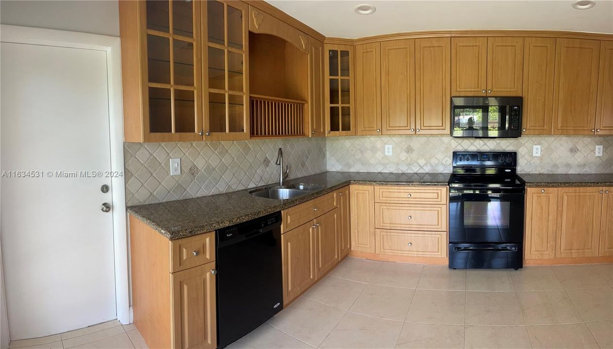 Recently Sold: $725,000 (3 beds, 2 baths, 1553 Square Feet)