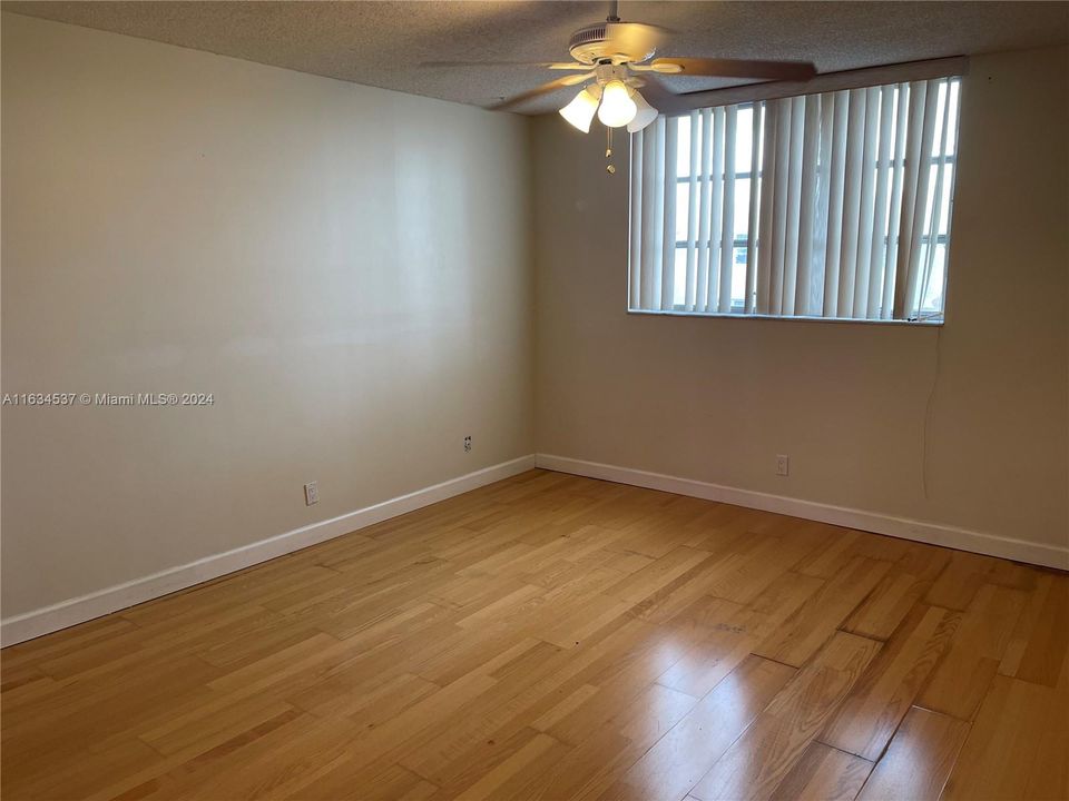 Active With Contract: $1,575 (1 beds, 1 baths, 940 Square Feet)