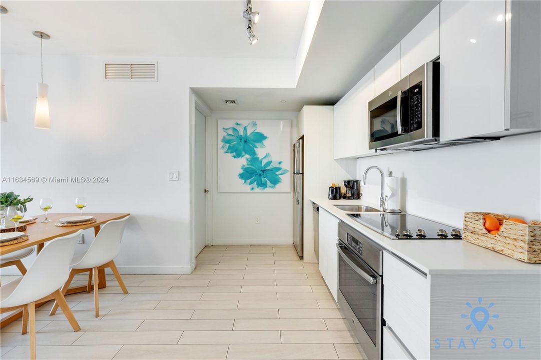 For Sale: $550,000 (2 beds, 2 baths, 1020 Square Feet)