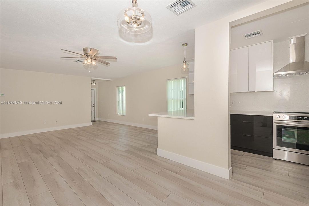 Active With Contract: $3,400 (3 beds, 2 baths, 1465 Square Feet)