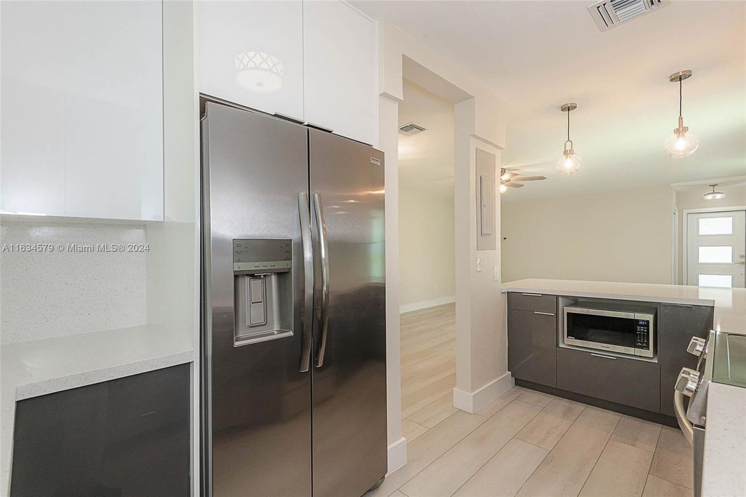 Active With Contract: $3,400 (3 beds, 2 baths, 1465 Square Feet)