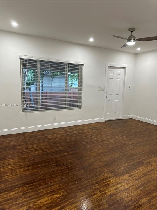 Recently Rented: $2,250 (2 beds, 1 baths, 892 Square Feet)