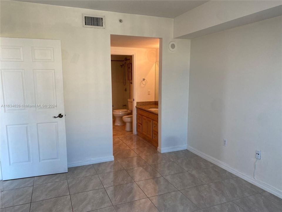 Recently Rented: $2,600 (2 beds, 2 baths, 1005 Square Feet)