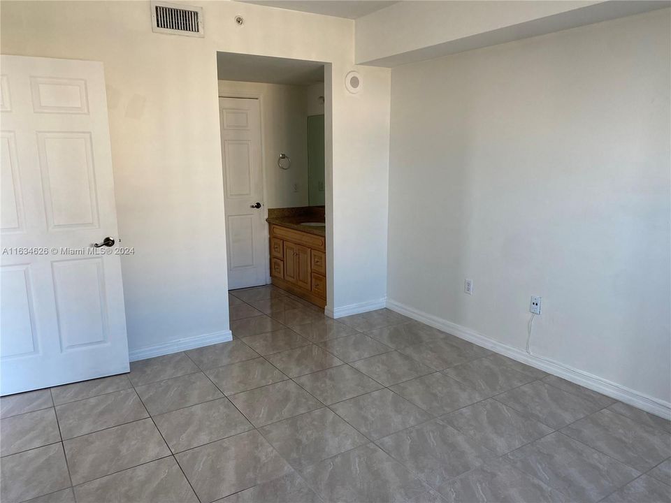 Recently Rented: $2,600 (2 beds, 2 baths, 1005 Square Feet)