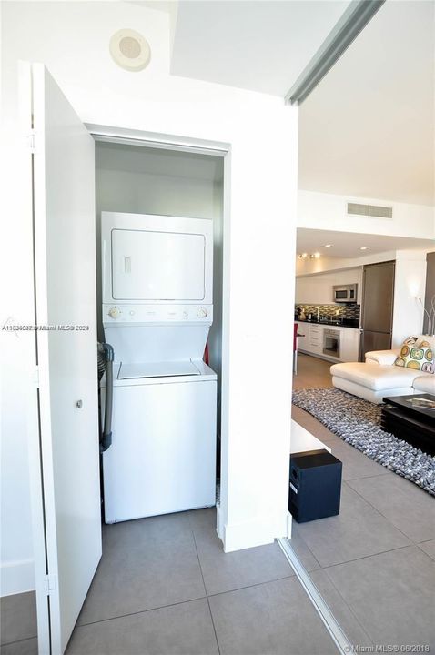 Active With Contract: $3,150 (1 beds, 1 baths, 764 Square Feet)