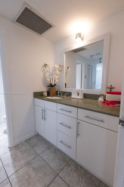 For Sale: $310,000 (1 beds, 1 baths, 762 Square Feet)