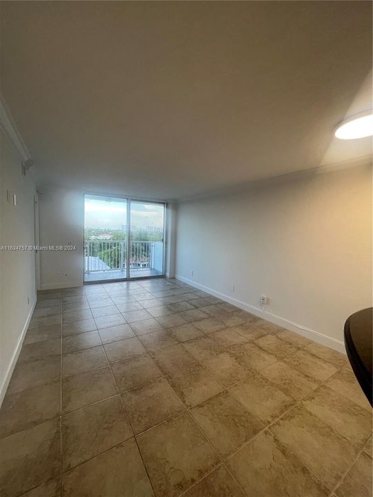 For Rent: $1,900 (1 beds, 1 baths, 806 Square Feet)