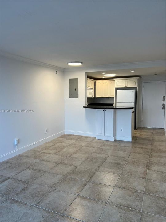 For Rent: $1,900 (1 beds, 1 baths, 806 Square Feet)