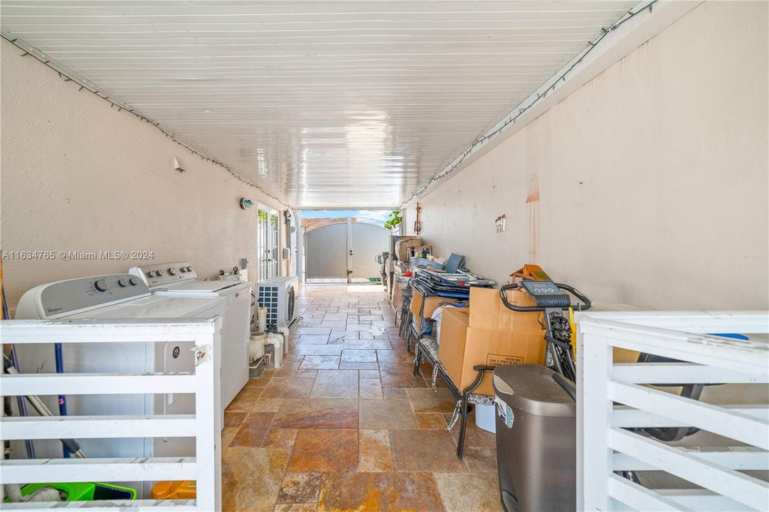 最近售出: $699,900 (3 贝兹, 3 浴室, 1584 平方英尺)