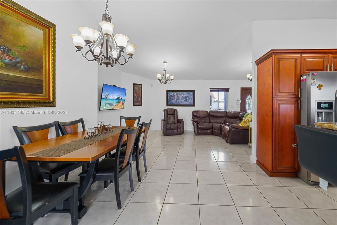 最近售出: $699,900 (3 贝兹, 3 浴室, 1584 平方英尺)