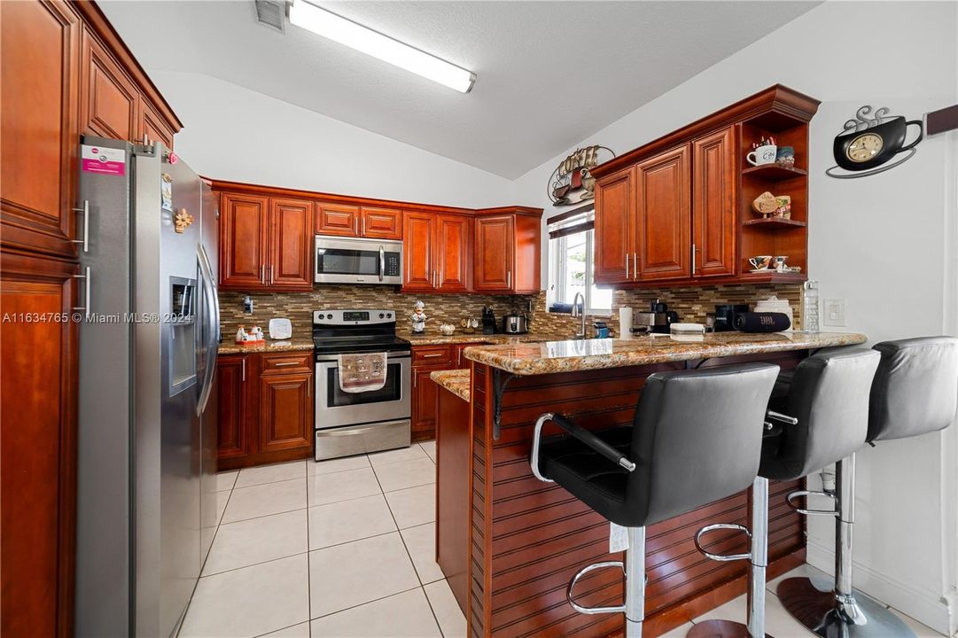 最近售出: $699,900 (3 贝兹, 3 浴室, 1584 平方英尺)