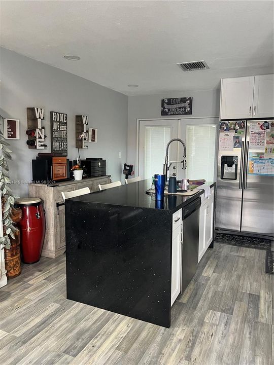 Active With Contract: $330,000 (2 beds, 1 baths, 864 Square Feet)