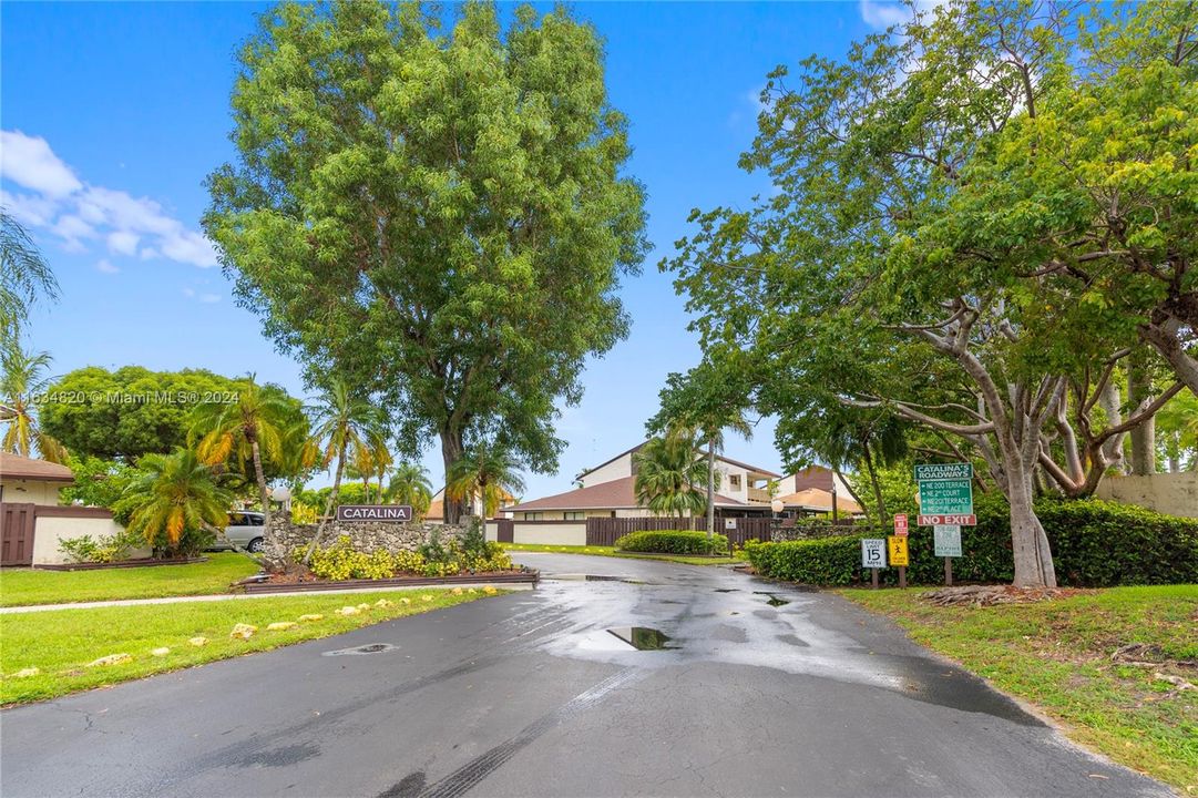 Active With Contract: $410,000 (3 beds, 2 baths, 1404 Square Feet)