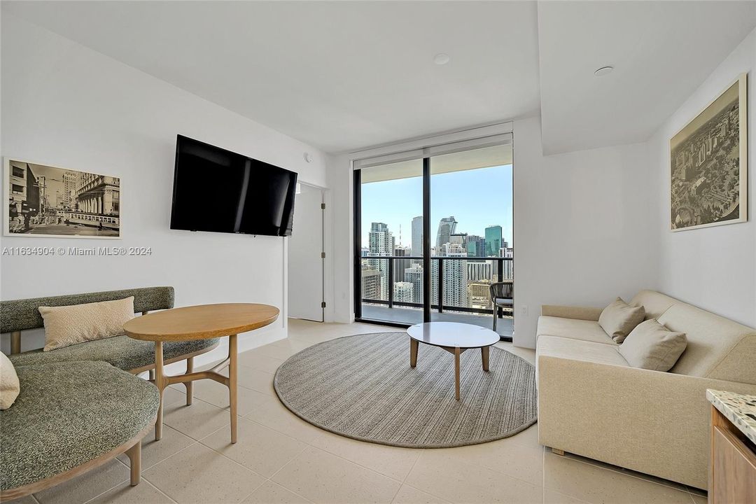 Active With Contract: $589,000 (1 beds, 1 baths, 551 Square Feet)