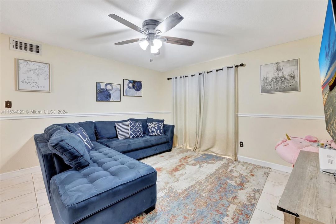 Active With Contract: $205,000 (1 beds, 1 baths, 780 Square Feet)