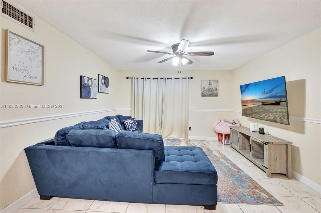 Active With Contract: $205,000 (1 beds, 1 baths, 780 Square Feet)