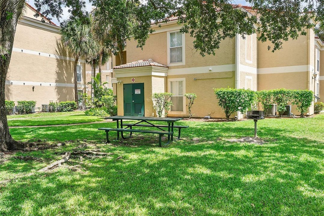 Active With Contract: $205,000 (1 beds, 1 baths, 780 Square Feet)