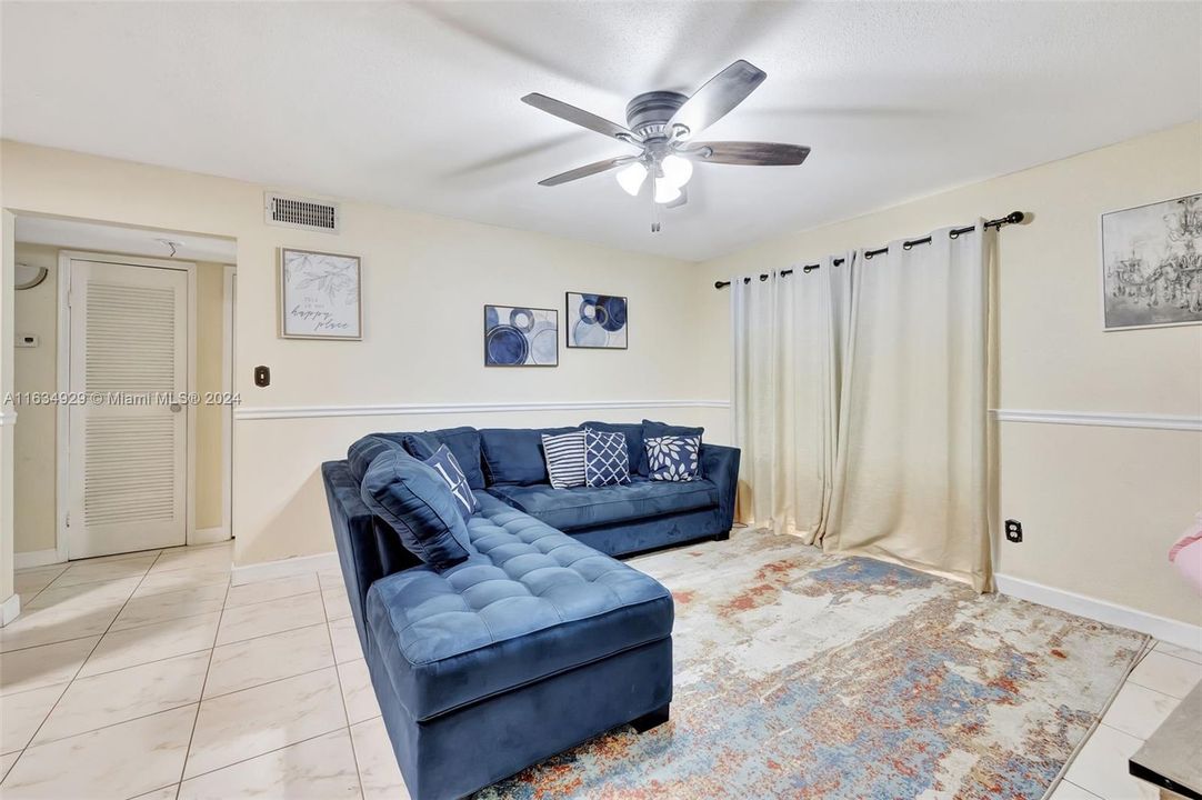 Active With Contract: $205,000 (1 beds, 1 baths, 780 Square Feet)