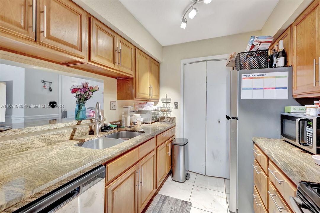 Active With Contract: $205,000 (1 beds, 1 baths, 780 Square Feet)