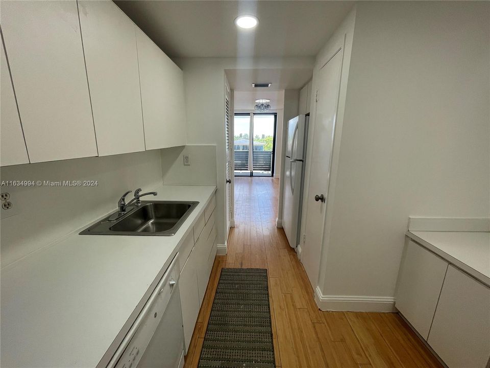 Recently Sold: $389,000 (1 beds, 1 baths, 895 Square Feet)