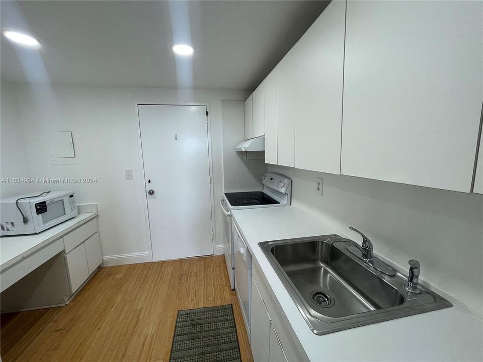 Recently Sold: $389,000 (1 beds, 1 baths, 895 Square Feet)