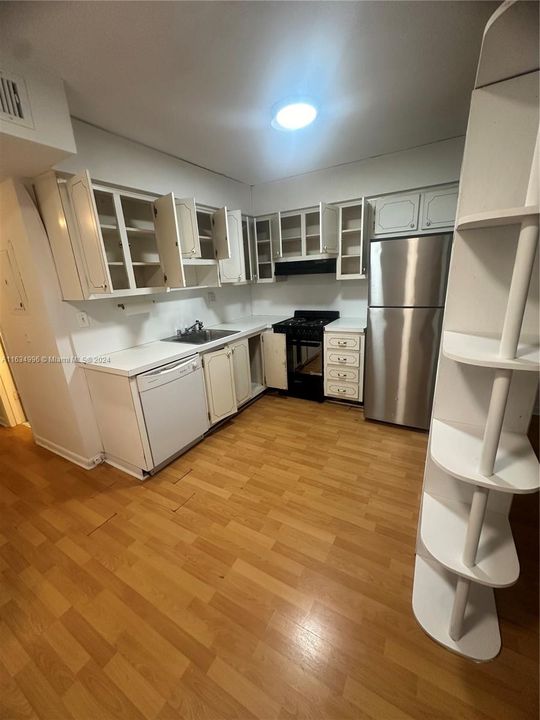 For Sale: $349,900 (1 beds, 1 baths, 810 Square Feet)