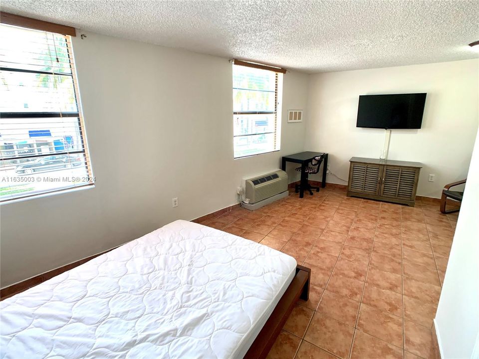 Active With Contract: $240,000 (0 beds, 1 baths, 390 Square Feet)